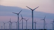 Windräder und Solarpanele werden wie am Fließband gebaut – gut wäre aber auch eine ...