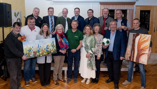 The focus was on doing good: Donors, organizers and lucky winners joined the charity association in celebrating an evening that made 3020 euros in donations possible. (Bild: Molnar Attila)