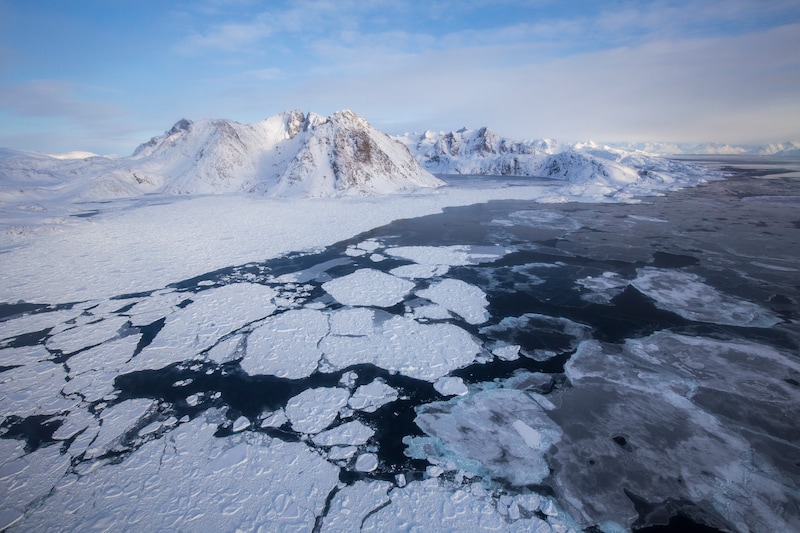 Schollen treiben durch das frostige Wasser, die Berge sind voll Schnee. So sieht es zu dieser Jahreszeit im Sermilik-Fjord im Osten von Grönland aus. (Bild: Andreas Truegler)