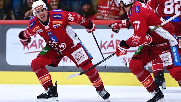 We made it! Fabian Hochegger (left) and the KAC are in the semi-finals of the ICE League. (Bild: Pessentheiner Florian)