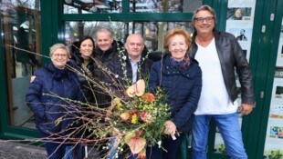 Ein Blumenstrauß von Matthias Achs (re.) und der Golser Delegation für Hanni Kolarik. 