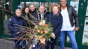 Ein Blumenstrauß von Matthias Achs (re.) und der Golser Delegation für Hanni Kolarik. 
