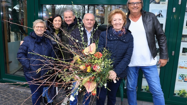 A bouquet of flowers from Matthias Achs (right) and the Golser delegation for Hanni Kolarik. (Bild: Tomschi Peter)