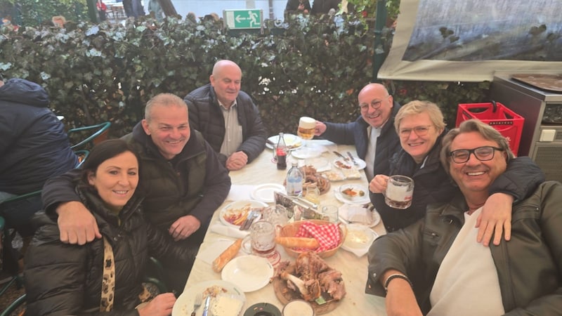 Prost und Mahlzeit! Die Gols-Delegation ließ es sich schmecken.  (Bild: Achs)