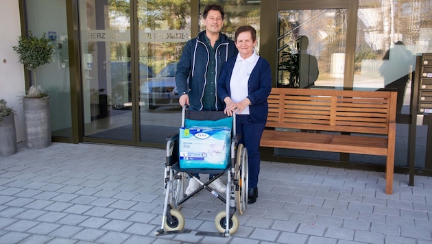 Matthias and Hermi Haider in front of their assisted living facility in Breitenbrunn. Here they offer apartments for the older generation who no longer want to live entirely without care. (Bild: Charlotte Titz)