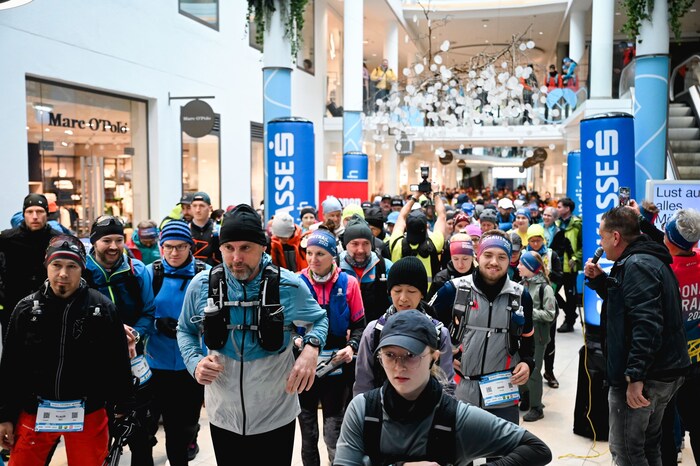 3, 2, 1 - go! The Linzerie was packed at the main start at 10 am.