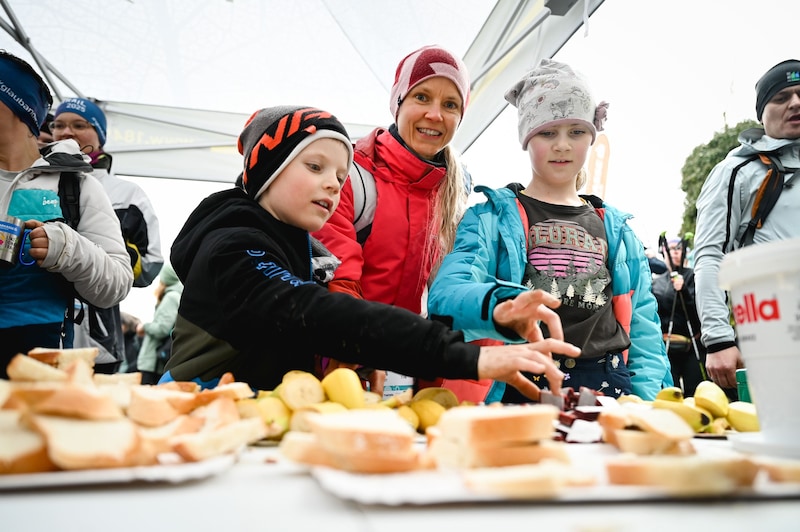 ür die bereits am Freitag um 22 Uhr gestarteten 100-km-Marathonmänner und -frauen hatten die Labstationen teils auch um ein Uhr nachts geöffnet. (Bild: Wenzel Markus)