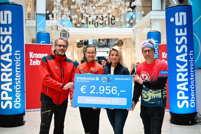 Janine Kohl-Peterke (Sparkasse/2nd from right) and Karo Singer ("Krone" marketing) handed over a ...