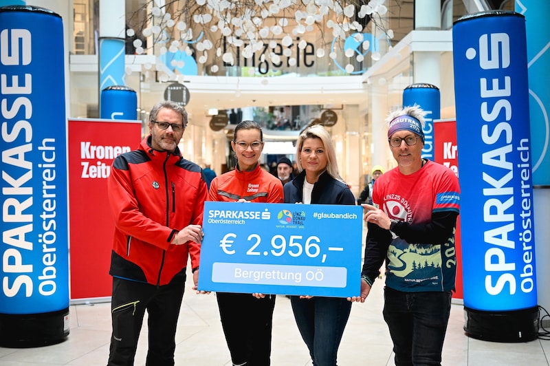 Janine Kohl-Peterke (Sparkasse/2. v. r.) und Karo Singer („Krone“-Marketing) übergaben mit OK-Chef Christoph Hain (r.) einen Scheck an Klemens Blasl von der Bergrettung. (Bild: Wenzel Markus)