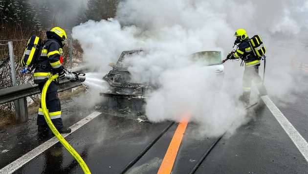 The highway had to be closed for the operation. (Bild: Stefan Riemelmoser/FF Mauter)