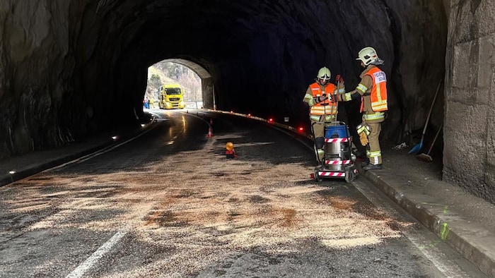 Aufräumarbeiten an der Unfallstelle.