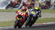 2015 fuhr Rossi (r.) bei seinem Sieg den offiziellen Rennrundenrekord (Bild: EPA/DAVID FERNANDEZ)