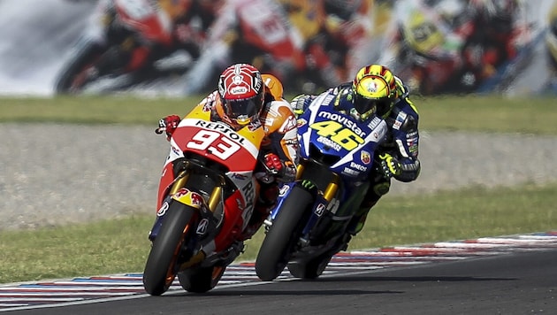 In 2015, Rossi (right) set the official race lap record in his victory (Bild: EPA/DAVID FERNANDEZ)