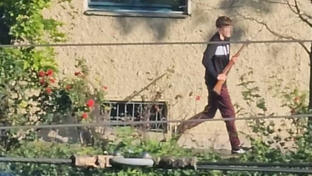 The young man from Salzburg with his world war weapon. (Bild: zVg)