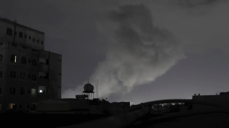 Aufnahmen aus Sanaa zeigen Rauchwolken über der Stadt.  (Bild: AP/Copyright 2025 The Associated Press. All rights reserved)