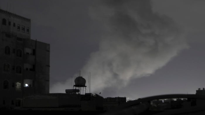 Aufnahmen aus Sanaa zeigen Rauchwolken über der Stadt.