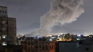 Die USA flogen Angriffe auf Stützpunkte der Houthi-Miliz im Jemen, wie hier in der Stadt Sanaa.