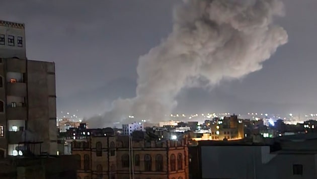 The USA flew attacks on Houthi militia bases in Yemen, such as here in the city of Sanaa. (Bild: AP)