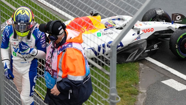 Isack Hadjar crashed his car into the crash barrier and was inconsolable afterwards. (Bild: AP)