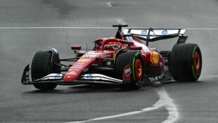 Chalres Leclerc ortet Wasser – sein Ingenieur tippt, dass das wohl Wasser sein müsse. (Bild: AFP/SAEED KHAN)