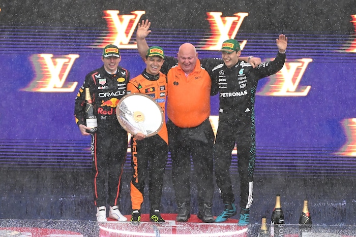 2025 hatte Max Verstappen (im Bild ganz links) in Australien als Zweiter mehr zu lachen als ...