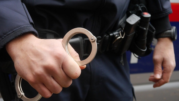 Polizisten standen vor der verschlossenen Wohnungstür