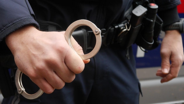 Nach mehreren Einbrüchen konnte der Verdächtige geschnappt werden – als er gerade auf einem ...