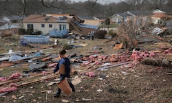 Missy sucht nach einem schweren Sturm in Bridgeton, Missouri, in dem Trümmerfeld nach Fotos.
