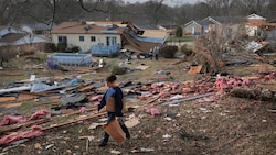 Missy sucht nach einem schweren Sturm in Bridgeton, Missouri, in dem Trümmerfeld nach Fotos. (Bild: APA/ASSOCIATED PRESS)