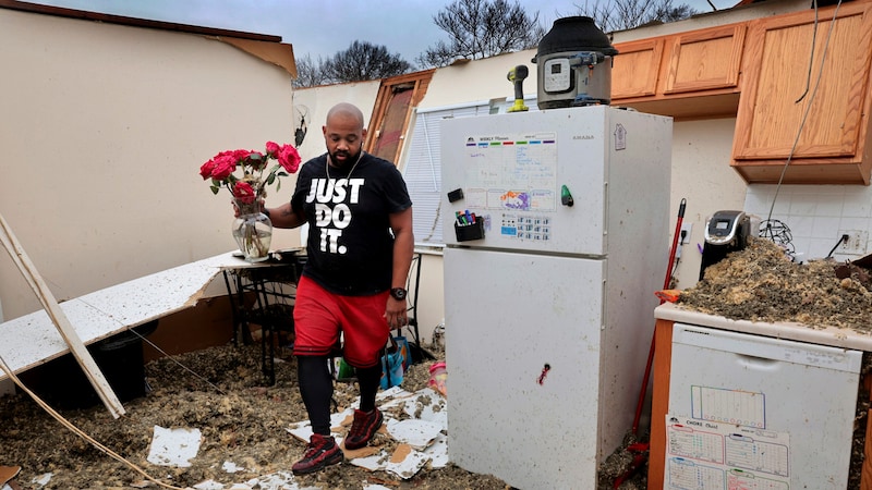 Marcus Cole rettet die Habseligkeiten aus seinem zerstören Haus. Die roten Rosen seiner Frau blieben erstaunlicherweise unversehrt. (Bild: APA/ASSOCIATED PRESS)