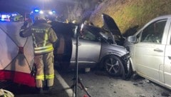 Die involvierten Autos wurden massiv beschädigt. (Bild: Feuerwehr Oetz)