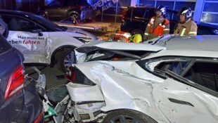 Drei Autos wurden massiv beschädigt.