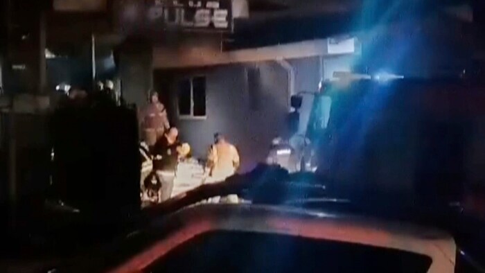 Einsatzkräfte nach dem Feuerinferno in der Disco