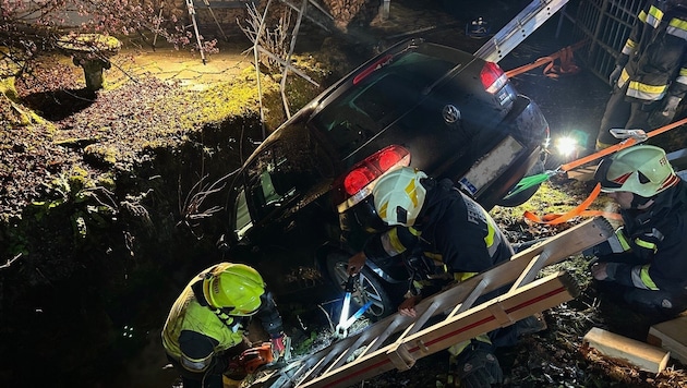 The car rolled into a stream. (Bild: FF Ludmannsdorf)