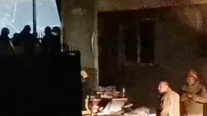 Einsatzkräfte nach dem Feuerinferno in der Disco