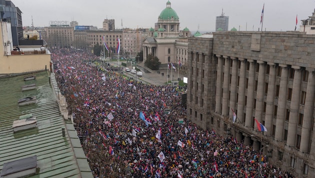 A huge crowd of people marched through Belgrade on Saturday. (Bild: APA/ASSOCIATED PRESS)