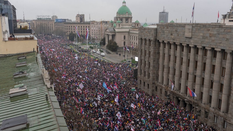 Eine gigantische Menschenmenge zog am Samstag durch Belgrad. (Bild: APA/ASSOCIATED PRESS)