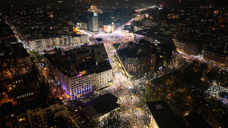 Diese Luftaufnahme zeigt Demonstranten, die ihre Mobiltelefone hochhalten, um den Nachthimmel zum Gedenken an die Opfer des Dacheinsturzes von Novi Sad zu erleuchten. (Bild: APA/AFP/DJORDJE KOSTIC)