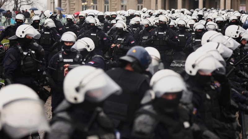 The police cordoned off the area around parliament. (Bild: APA/ASSOCIATED PRESS)