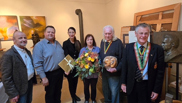 Congratulations on his 90th birthday from Mayor Johann Trinkl and Labg. Bernd Strobl, the wine knights of the Legatus Mons Ferreum and Melanie Franke (above). (Bild: Weber Franz)