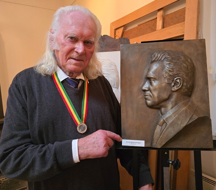 Bildhauer Professor Josef Lehner (l., mit einem Relief von Arnold Schwarzenegger).