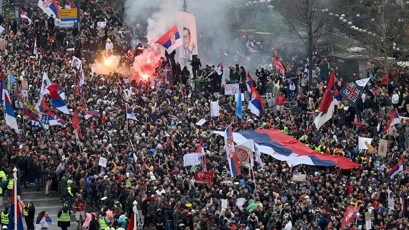 Es brodelt in Serbien. Am Wochenende gingen Hunderttausende Menschen gegen die Regierung in Belgrad auf die Straße. (Bild: AFP)