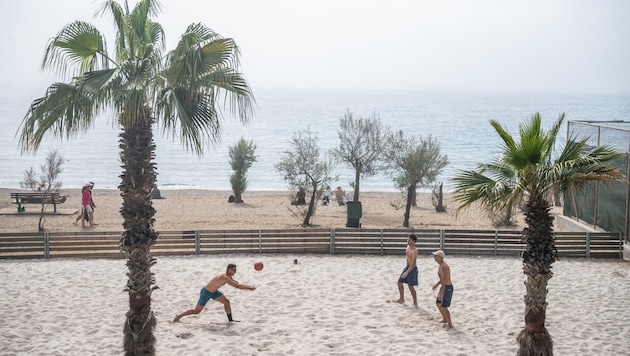 At the weekend, Greeks were drawn to the sea because of the summer temperatures, and snow is expected to fall again in a few days. (Bild: APA/AFP/Angelos TZORTZINIS)