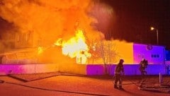 Die Flammen schlugen meterhoch, als die Feuerwehr eintraf. (Bild: Markus Tschepp)