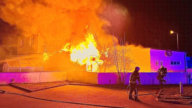 Die Flammen schlugen meterhoch, als die Feuerwehr eintraf. (Bild: Markus Tschepp)