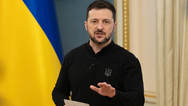 The Ukrainian president called on Kiev's allies to continue equipping Ukraine with air defense systems for better protection. (Bild: APA/ASSOCIATED PRESS)