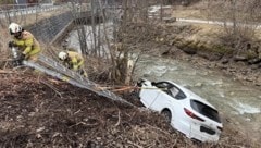 Aus dieser gefährlichen Lage bargen die Feuerwehrleute die beiden Personen. (Bild: FF Leogang)