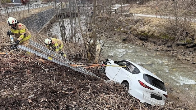 The firefighters rescued the two people from this dangerous situation. (Bild: FF Leogang)