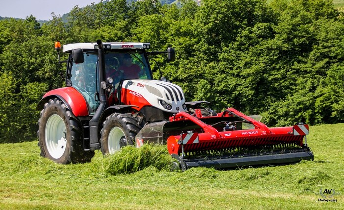 Mit dem Vorderrad des Traktors fuhr der Oststeirer über den rechten Fuß des Buben (Symbolbild).
