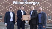 Totschnig (2 .v. li.) bekam bei seinem Betriebsbesuch von Marcher (2. v. re.) einen Ökoziegel ...